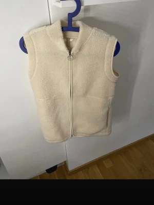 Snygg teddyväst beige - Supersnygg Teddy väst! Storlek XS men sitter som en S