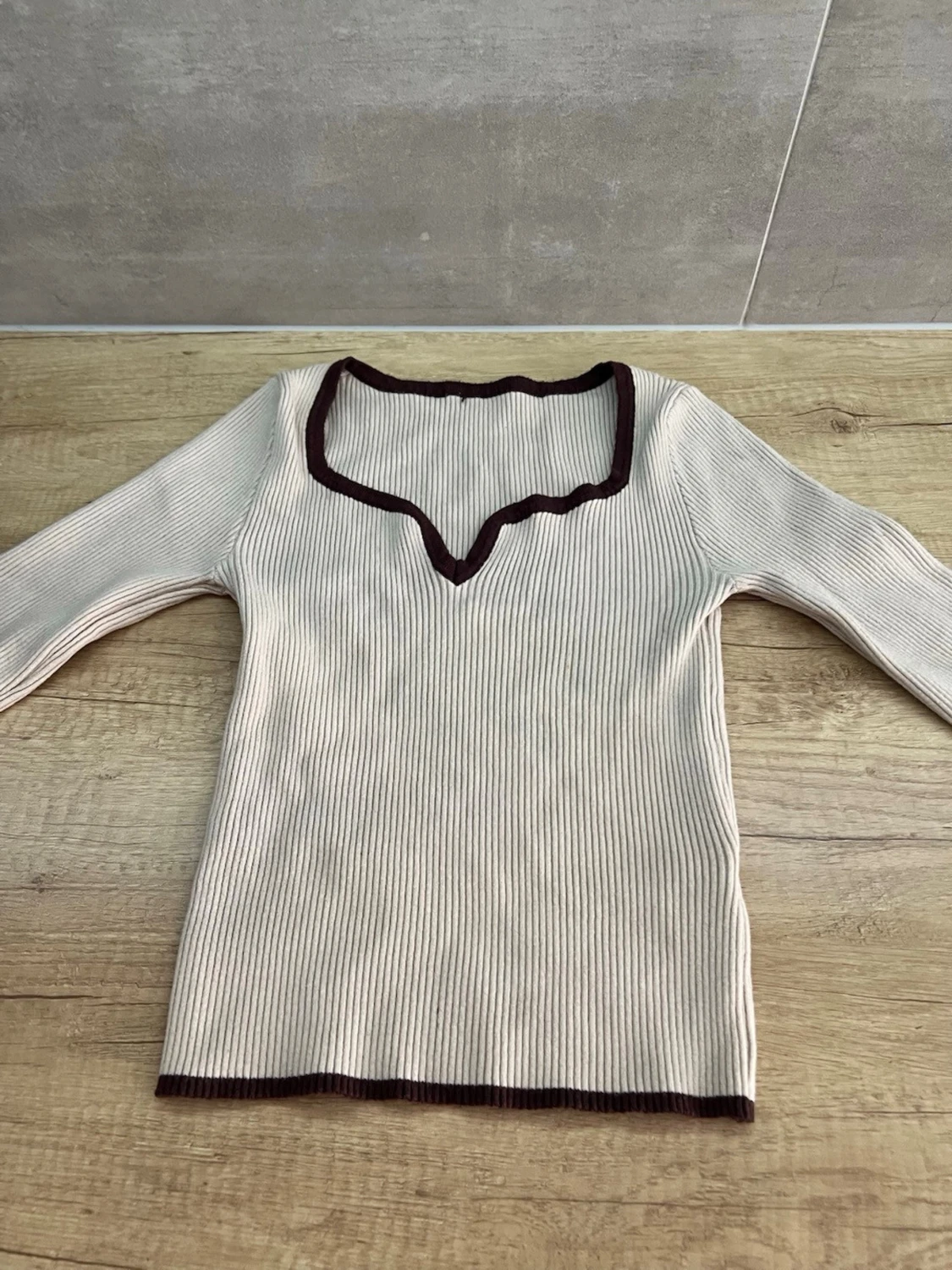 Beige ribbad topp med brun kant