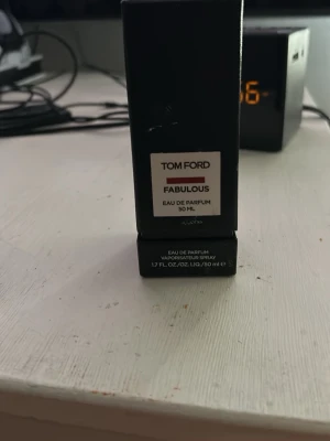 Tom Ford Fabulous Eau de Parfum 50 ml - Tom Ford Fabulous Eau de Parfum i en stilren svart flaska på 50 ml. Flaskan har en fyrkantig form och tydlig vit etikett med svart och röd text. Lyxig och ikonisk doft som passar dig som vill sticka ut. Det är endast ungefär 20 ml kvar i flaskan som man typ ser på sista bilden.