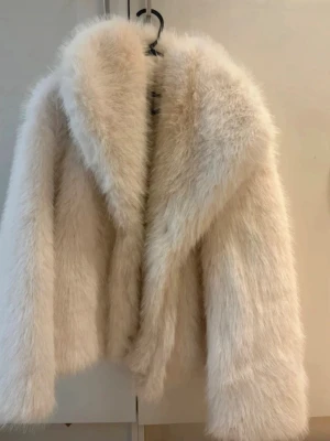 Vit fluffig fuskpälsjacka Glamorous - Supersnygg vit fuskpälsjacka från Gina tricot 