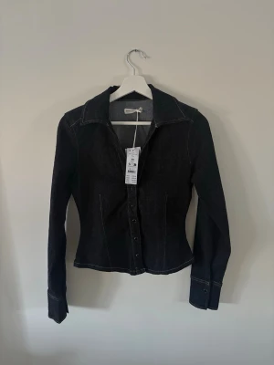 Jeans tröja  - Helt ny jeans tröja från Gina tricot. Nypris 460kr💞 