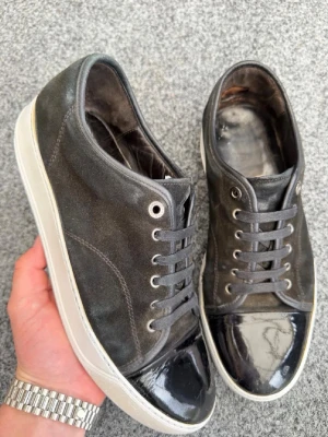 Svarta Lanvin uk9 - Säljer ett par riktigt snygga Lanvin i färgen svart. Storlek uk9 som motsvarar 43/44, skick 8/10 riktigt fina och sparsamt använda. Original dustbag ingår. Hör av dig vid minsta fundering!