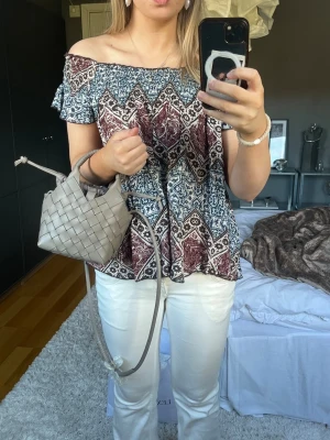 Mönstrad blus - Säljer en suuuuper fin mönstrad blus som går att ha både offshoulder eller vanligt (se bilderna). Hör av dig vid frågor💕💕