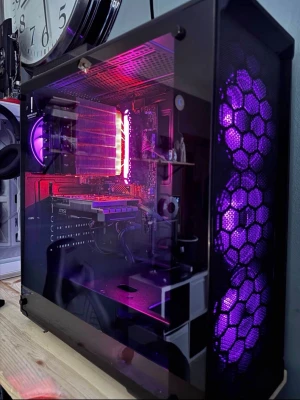 Stationär gamingdator med RGB - Säljer en gaming dator i mycket fint skick ny bytt pasta på cpu pga cpu kylr byte mot en mycket böttre sådan  500 gig m2 disk för snabb hantering av data  Amd ryzen 4100 cpu RAM 16 gig ddr4 3000mhz  Nvidia rtx 1650 4gigs  Gigabyte moderkort  Bra dator med fint rgb chassie mm tyst stabil, är it använt mer än två månader kan spela gta,cs2,fortnite minst 144-160 fps
