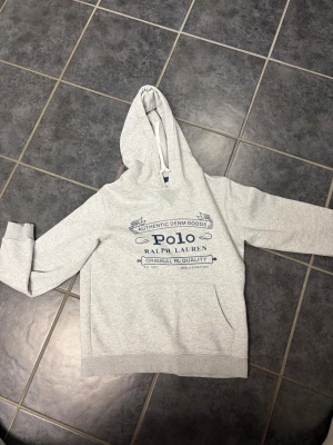 Grå hoodie från Polo Ralph Lauren - Sitter mer som m 