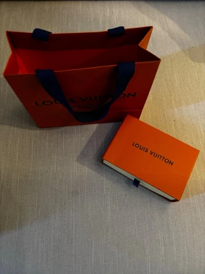 Svart LV armband - Snyggt svart LV armband oanvänt och nytt väldigt stiligt nu till sommaren.