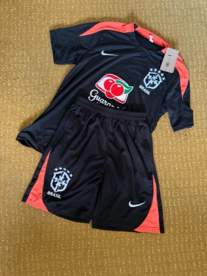  Brasilien fotbolls träningsset - Säljer Brasiliens fotboll träningssätt bådd t-shirt och shorts i storleken