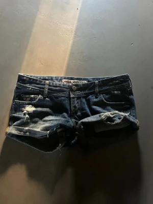 As snygga hollister shorts  - Säljer ett par as snygga hollister shorts. Jättefint skick. Midjemått 36/37. Skriv för funderingar o bud🤍🤍