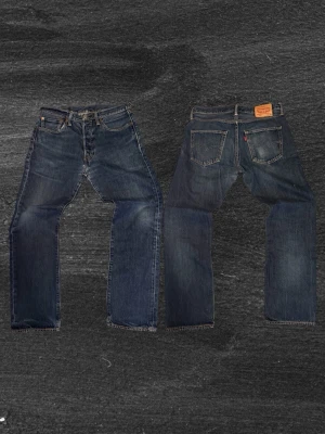 Sjukt feta Levi's 501  - Klassiska blå Levi's 501 jeans med rak passform och fem fickor. Jeansen har knappgylf och tydliga sömmar samt den ikoniska läderlappen bak i midjan. Tillverkade i slitstark denim som ger en tidlös look.