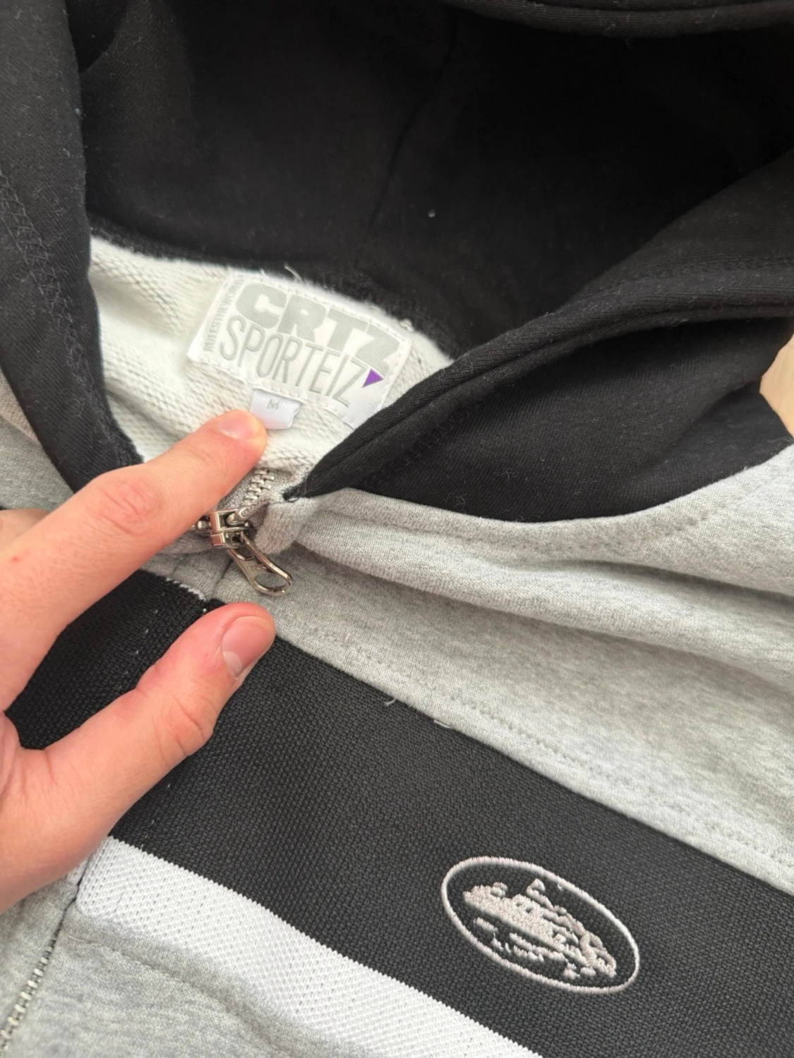 Grå och svart hoodie från CRT Corteiz - 1
