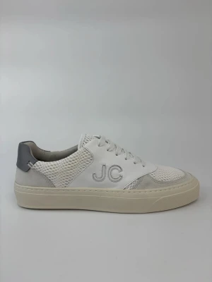 Vita Jacob cohen sneakers med grå detaljer - Snygga vita sneakers från Jacob cohen med grå detaljer och JC-logga på sidan. Skorna har en mix av slät och mesh-liknande textur i läder och textil, samt en beige sula. Perfekta för dig som gillar stilrena och trendiga sneakers.