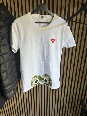 Comme des garçon t shirt  - Säljer nu en skit snygg cdg t shirt | helt ny endast prövad en gång! | strlk L men sitter som M | kom dm för fler frågor! 