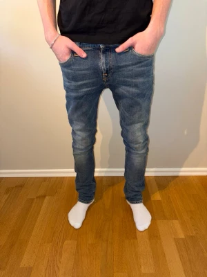 Nudie jeans  - Nudie jeans tube tom! Nypris: 2399 kr, säljs för: 499 kr. Modellen är 180 lång och väger 60 kg. Säljes i befintligt skick. (Skick: 9/10)  