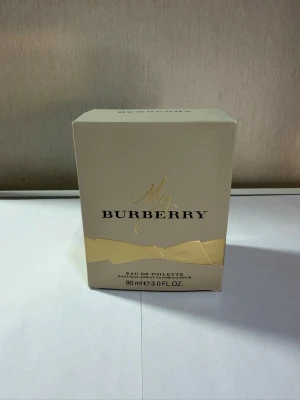 My Burberry Eau de Toilette 90ml - Snygg parfym från Burberry, My Burberry Eau de Toilette, i en stilren beige och guldig kartong. Flaskan rymmer 90 ml och doften är klassisk och elegant. Perfekt för dig som gillar exklusiva och tidlösa parfymer.