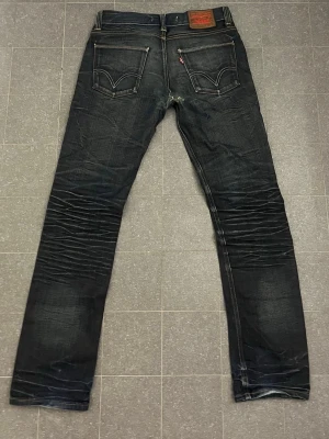 Levis 511 - Tja, säljer dessa Levis 511:or då de har två lagningar. Annars är de riktigt feta med sjuka fades. Hör av dig vid minsta lilla fundering.