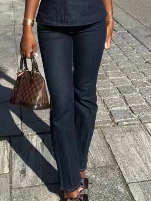 Mörkblå bootcut jeans - Säljer ett par mörkblå bootcut jeans med klassisk femficksdesign och hög midja. Jeansen har en snygg, smal passform upptill och lätt utsvängda ben. Perfekta att styla med sneakers eller klackar för en trendig look.