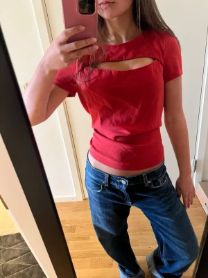 Röd topp med cut-out från Maje - Trendig röd topp från Maje med korta ärmar och snygg cut-out. Storlek 1 som motsvarar xs❤️❤️