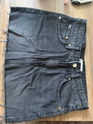 Jeanskjol Gina tricot - Jeanskjol från Gina som aldrig använts. Superfin! Slutsåld i butik