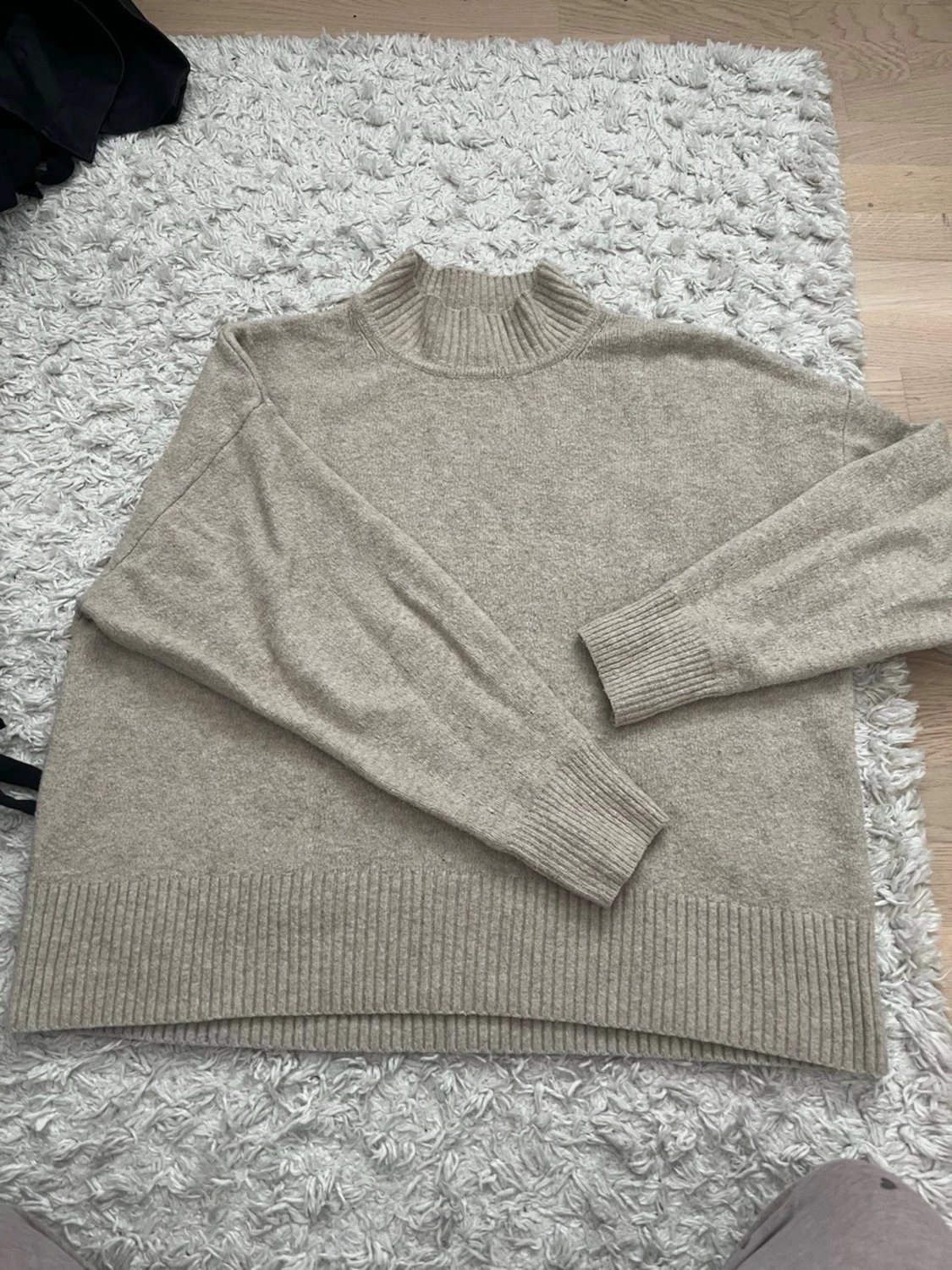 Beige stickad tröja med hög krage