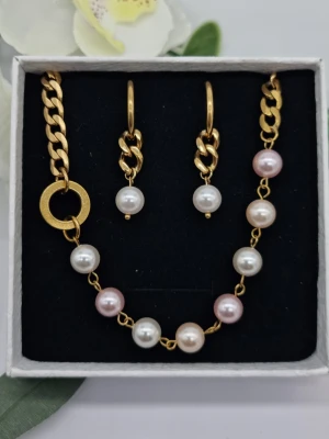 Handgjort halsband med örhängen  - Stilfullt halsband med pärlor. Längd-40cm-45cm. Örhängen-3,5cm. Material-rostfritt stål. 