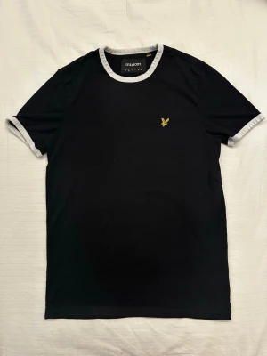 Lyle & Scott t-shirt – black basic - Svart t-shirt från Lyle & Scott 🖤 Enkel, stilren och lätt att matcha. Storlek S Bra skick ✨ Perfekt basic