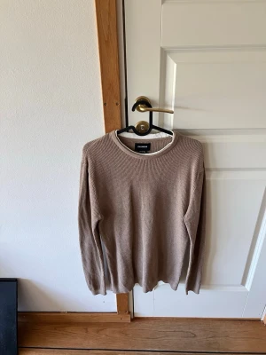 Sweatshirt Pull&Bear - Stickad tröja i beige från Pull&Bear i fint skick och sparsamt användn