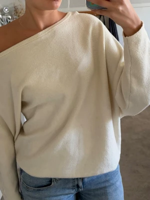 Off shoulder  stickad tröja - Säljer en stickad tröja med shoulder-design.  Den är i stl S och är super fin! Skriv vid frågor💕