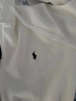 Vit hoodie från Polo Ralph Lauren - Snygg vit hoodie från Polo Ralph Lauren med klassisk huva och dragsko. OBS, prislappen är ej kvar bilderna är tagna för ett tag sen men har ej använt den någon gång! 