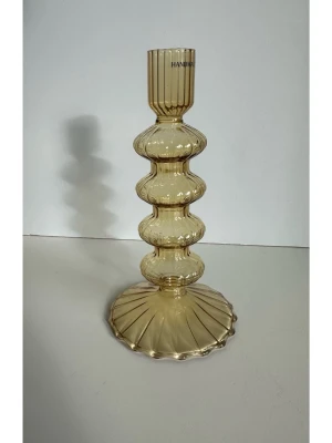 Bärnstensfärgad glasljusstake med räfflade vågor - Superfin gul / bärnstensfärgad genomskinlig ljusstake i glas med vågig, ribbad design och rund fot. Ljusstaken har en modern look och är perfekt som inredningsdetalj. Passar för vanliga stearinljus och ger ett stilrent intryck i rummet. Ca 18cm hög. Mycket gott skick, som ny!