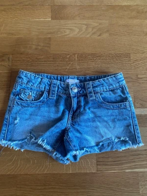 Lågmidjade jeansshorts  - Snygga lågmidjade jeansshorts från Gina Young i storlek 146. Jag säljer pågrund av att dem är för små.