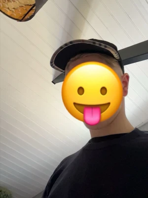 Burbery keps - Säljer nu en tvär fet burbery keps lite dåliga bilder men är mycket fetare i verkligen bara skriva om ni undrar något🥊🔥