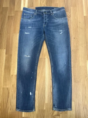 Dondup jeans - Tja, säljer dessa tvärfeta dondup jeans i riktigt fet och populär design! Mycket fint skick med inga defekter. Hör av er vid fler frågor🤝
