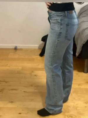 GinaTricot ljusblå midwaist jeans - Säljer ett par ljusblå jeans med rak passform och är i midwaist. Storlek 34, så de är lite för små för mig.