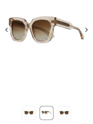 Chimi Beige fyrkantiga solglasögon - Stilrena solglasögon med transparent beige båge och fyrkantig form. Glasen är tonade i brunt och bågarna är breda för en trendig look. Perfekta för att lyfta din outfit med en modern touch.