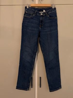 Mörkblå raka jeans - Snygga mörkblå jeans med rak passform och klassisk femficksdesign. Ca 90cm.