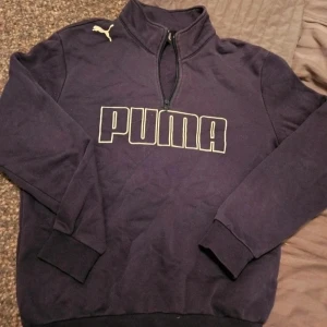 Puma Tröja XS - Puma sweatshirt med half zip  Säljer en sweatshirt från Puma med stor logga framtill och vit puma på axeln. Tröjan har half zip, hög krage och långa ärmar. Tillverkad i mjuk bomullsmix, perfekt för chill eller träning.  Kan även hämtas I Partille  E1