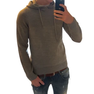 Stilren Hoodie - Skön stilren stickad hoodie i mycket bra skick som kan va roligt gött i ha till dom svala sommar kvällarna i framtiden! 😁👍