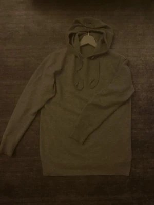 Merino hoodie - Säljer denna sjukt sköna merino hoodien. Skick 9/10 nypris 1500kr. Liten defekt därav det grymma priset billigare går inte att hitta 