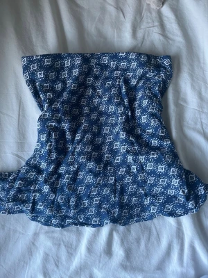 Blå mönstrad topp   - Snygg blå topp från H&M som också går att ha som en kjol!! Är i storlek 140 men passar cirka xxs och xs. 