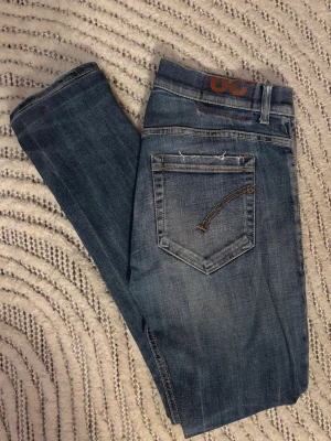 Dondup jeans - Säljer dessa blåa dondup jeans i modellen George. Jeansen har en slim till skinny fit och de är riktigt nice till lite schysstare outfits. Deffekten syns på sista bilden men de går att fixa.