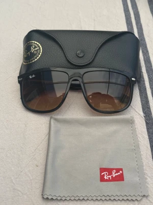Ray-Ban Boyfriend - Ett par stilrena solglasögon, perfekta för sommaren! Glajjorna är i väldigt fint skick, där det är någon liten repa som inte märks eller kan synas på bild, då de är så små. Nypris: 1200kr