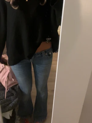 true religion jeans - Jätte låga true religion jeans, det är dem utan knappar bak väldigt snygga. lite slitningar längst ner pga att vänner som är kortare lånat. änvända men inga defekter utöver det💞nypris: 1400kr, skriv vid frågor