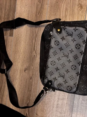 Axelväska- Trio bag - En fin axelväska som passar med många outfits, det är en grå trio bag med tre olika nyanser av grå, som är väldigt fin. använd några få gånger har inga stora skador har tappat lite läder någonstans men det syns inte, det lägsta priset jag kan ta för väskan är 400kr 😌 hör av er vid intresse eller frågor.