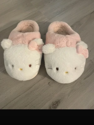 Hello Kitty tofflor - Hello Kitty tofflor, passar storlek 38. Köpta för länge sen, så kommer ej ihåg vart dem kommer ifrån, tror H&M eller Shein, men osäker. Smutsiga.