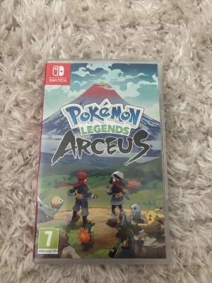 Pokémon Legends Arceus till Switch - Säljer Pokémon Legends Arceus till Nintendo Switch. Spelet kommer i ett plastfodral med färgglad omslagsbild och inkluderar spelkassett. Perfekt för dig som gillar äventyr och att fånga Pokémon.