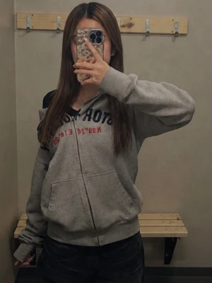 Grå hoodie med dragkedja - Grå zip-hoodie med huva och fickor framtill. Mjuk och bekväm passform, ribbade muddar vid ärmslut och nederkant. Perfekt för en baggy och streetwear outfit! Pris går att diskuteras!