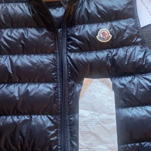 Moncler gui väst - Tja! Säljer nu min feta moncler bäst knappt använd skick 8/10 kommer inte till användning, kan gå ner i pris vid snabb affär, skriv om ni undrar något fler bilder finns,kvitto finns.perfekt till våren. Den har något hål på ryggen som kan fotas vid efterfrågan. MVH 