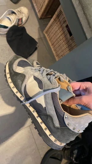 Valentino rockrunner - Säljer mina valentino rockrunners då dom inte kommer till användning