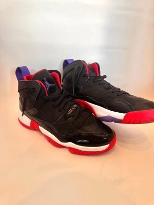 Jordan Two Trey - Säljer ett par Jordan Two Trey i mycket fint skick (10/10). Skorna är i princip nya och endast använda en gång.  De är köpta i butik på JD Sports i Spanien och är självklart äkta. Tyvärr hade jag inte möjlighet att få med mig skokartongen hem, vilket också speglas i priset. Jag kan gå ner i pris vid snabb affär! Tveka inte på att höra av dig vid fler frågor!