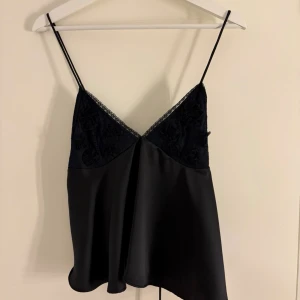 Spetstopp - Super fin nattlinneinspirerad spetstopp från zara, knappast använd 🌟